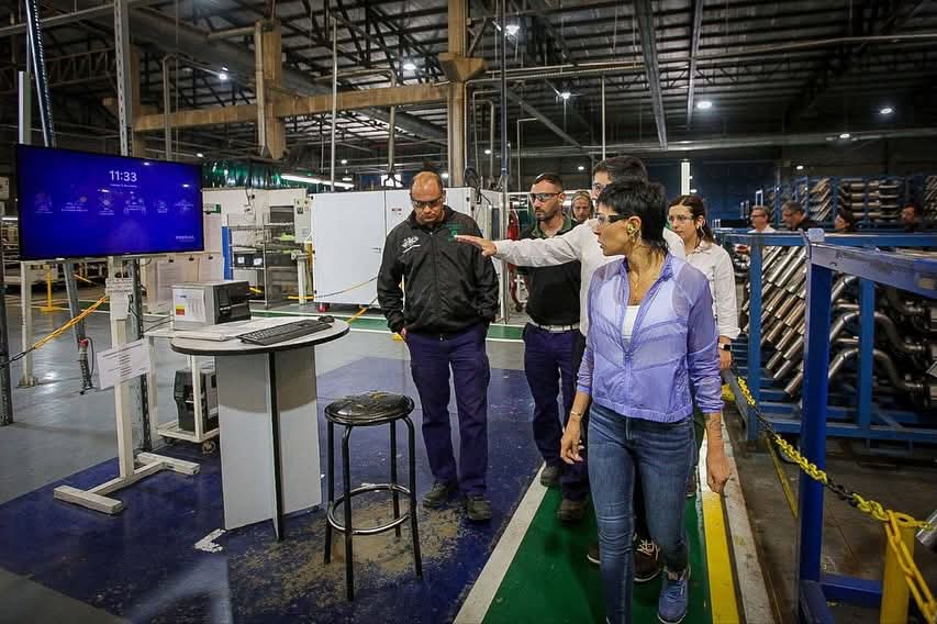 MAYRA RECORRIÓ LA PLANTA DE AUTOPARTES FORVIA EN BERNAL OESTE 