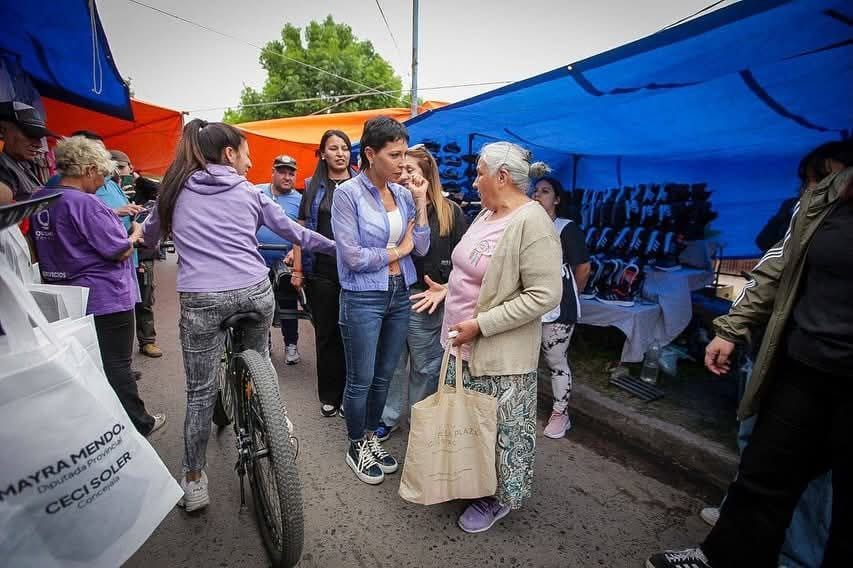 MAYRA REALIZÓ UNA RECORRIDA POR LA FERIA DEL BARRIO LA PAZ EN QUILMES OESTE