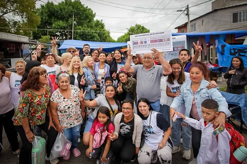 MAYRA REALIZÓ UNA RECORRIDA POR LA FERIA DEL BARRIO LA PAZ EN QUILMES OESTE