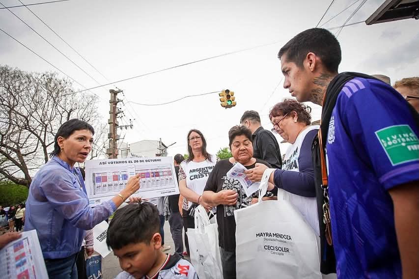 MAYRA REALIZÓ UNA RECORRIDA POR LA FERIA DEL BARRIO LA PAZ EN QUILMES OESTE