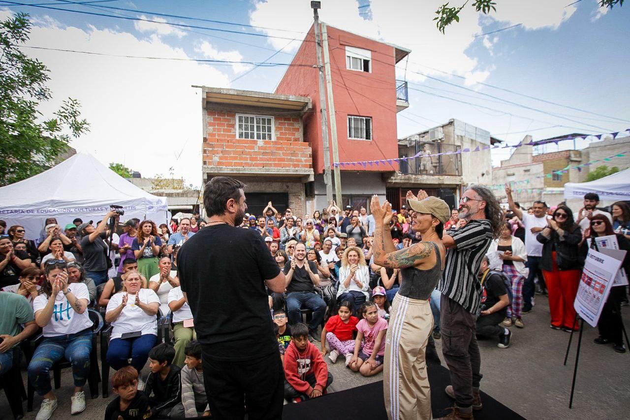 MAYRA Y JUAN GRABOIS RECORRIERON EL NUEVO CENTRO CULTURAL Y BIBLIOTECA IAPI