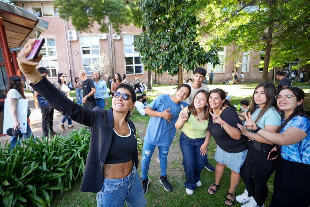MAYRA DIALOGÓ CON ESTUDIANTES QUE PARTICIPARON DE LA 5ª EXPO QUILMES EDUCA