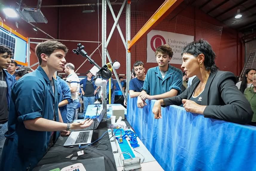 MAYRA DIALOGÓ CON ESTUDIANTES QUE PARTICIPARON DE LA 5ª EXPO QUILMES EDUCA