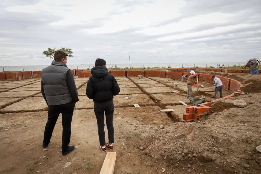 MAYRA VISITÓ LA CONSTRUCCIÓN DE LA PILETA DEL SINDICATO DE COMERCIO 