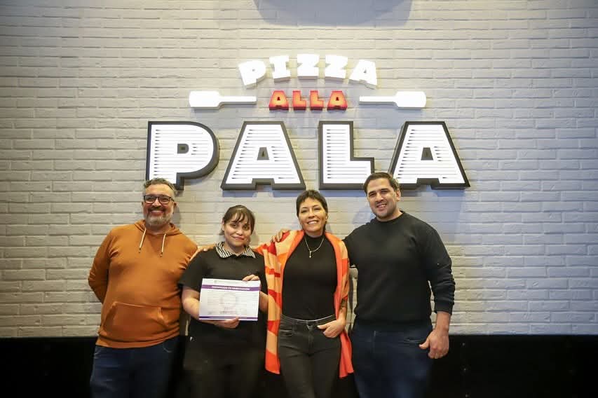MAYRA ENTREGÓ EL CERTIFICADO DE HABILITACIÓN A UNA  CADENA GASTRONÓMICA