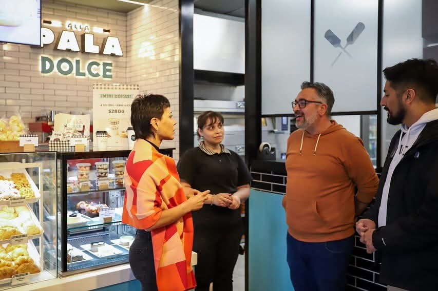 MAYRA ENTREGÓ EL CERTIFICADO DE HABILITACIÓN A UNA  CADENA GASTRONÓMICA