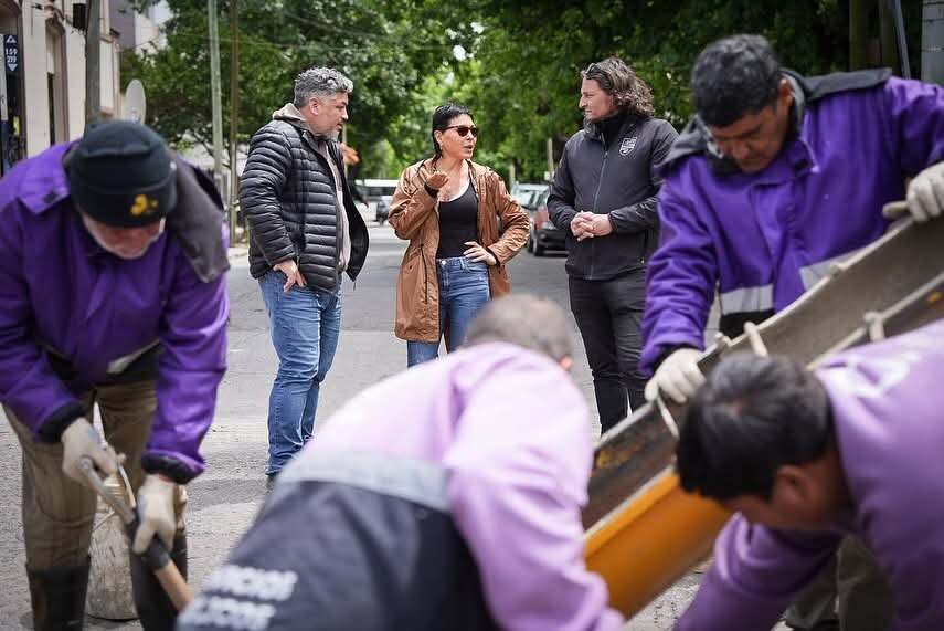 MAYRA SUPERVISÓ TRABAJOS DE BACHEO QUE SE REALIZAN EN QUILMES CENTRO