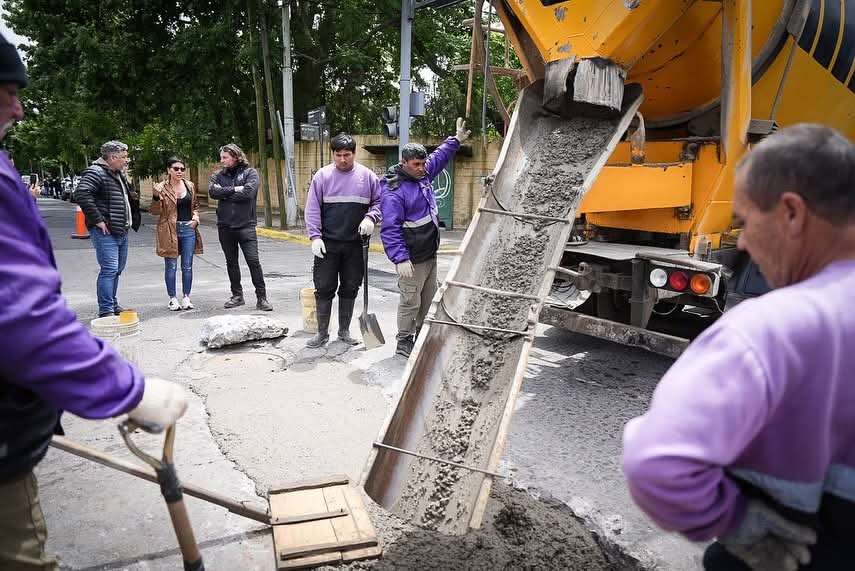 MAYRA SUPERVISÓ TRABAJOS DE BACHEO QUE SE REALIZAN EN QUILMES CENTRO