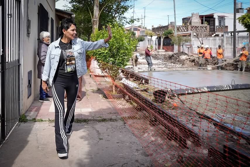 MAYRA RECORRIÓ EL PROGRESO DE LAS OBRAS DE ASFALTO EN EL BARRIO MONTEVERDE 