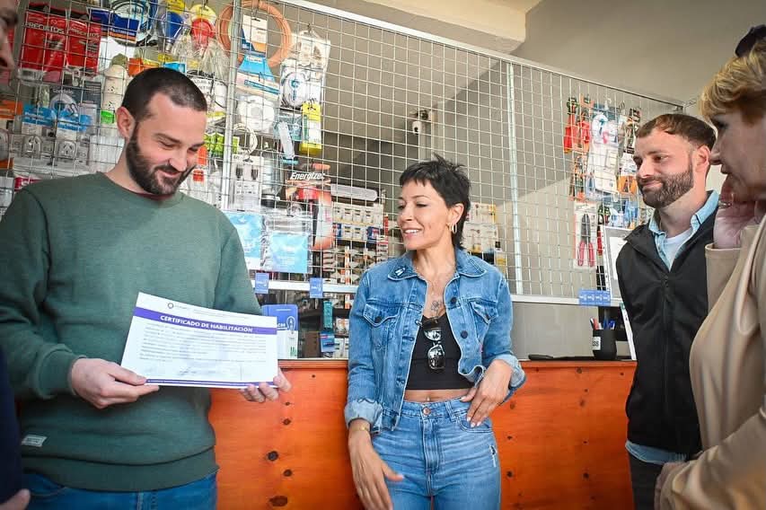    MAYRA SUPERVISÓ LA CONTENERIZACIÓN  Y ENTREGÓ UNA HABILITACIÓN 