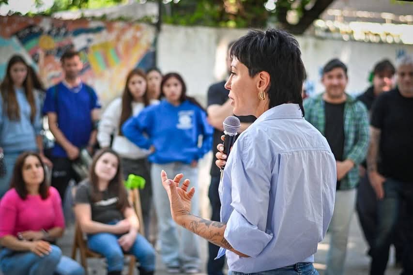 MAYRA EN EL MARCO DEL PROGRAMA "QUILMES COOPERA" VISITÓ LA EP Y LA ES Nº 30