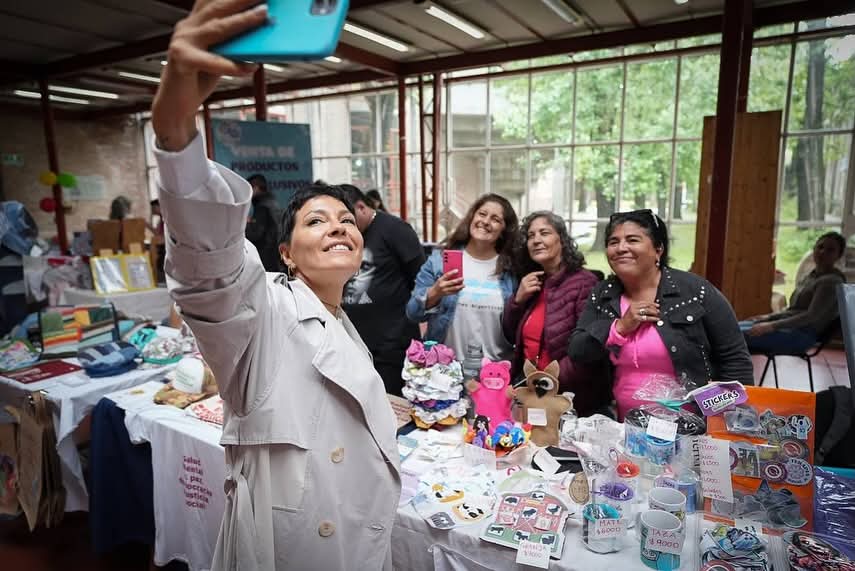 MAYRA RECORRIÓ LA FERIA DE ECONOMÍA POPULAR, SOCIAL Y SOLIDARIA DE LA UNQ
