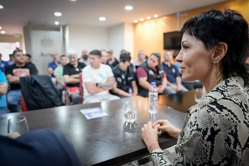 MAYRA CON DELEGADOS DEL SINDICATO DEL PLÁSTICO DE LA PROVINCIA