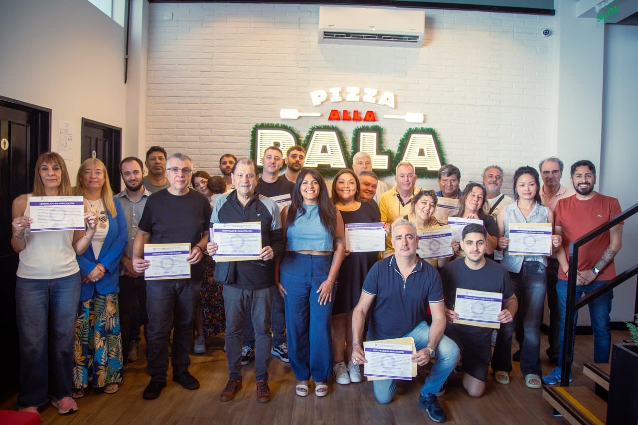 ENTREGA DE CERTIFICADOS DE HABILITACiÓN A COMERCIANTES Y FÁBRICAS QUILMEÑAS