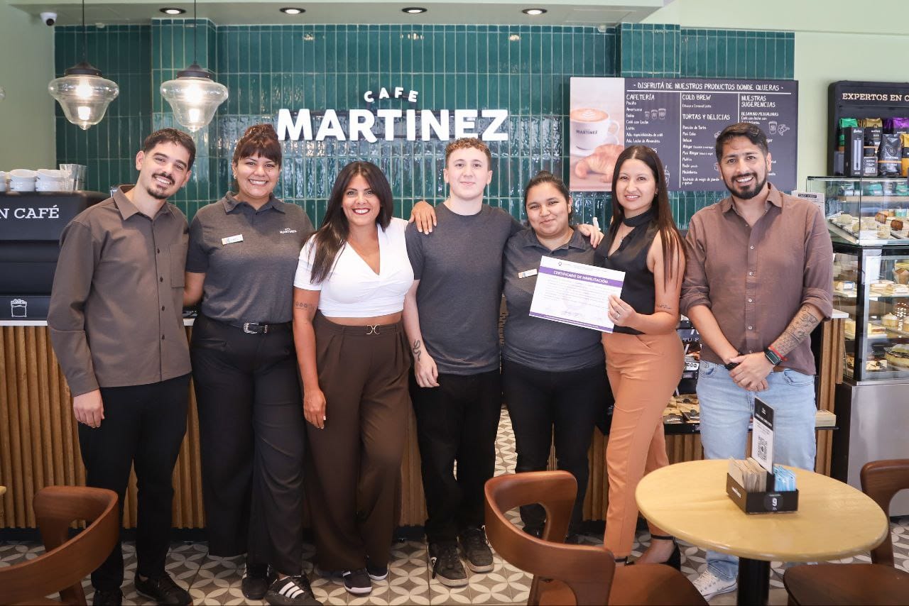 EL MUNICIPIO ENTREGÓ EL CERTIFICADO DE HABILITACIÓN A “CAFÉ MARTÍNEZ”