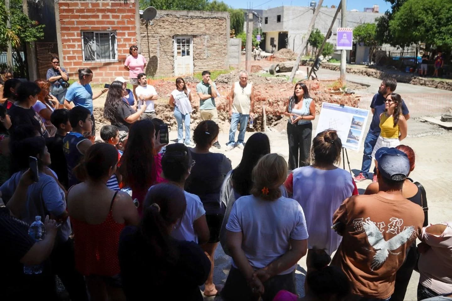 PAVIMENTACIÓN DE 40 NUEVAS CUADRAS EN LOS BARRIOS LA CAÑADA Y KOLYNOS 