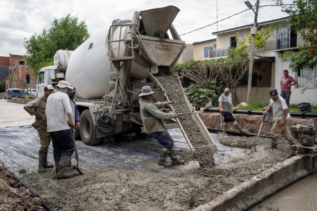  AVANZAN LAS OBRAS DE PAVIMENTO EN EL BARRIO LA PRIMAVERA Y KOLYNOS 