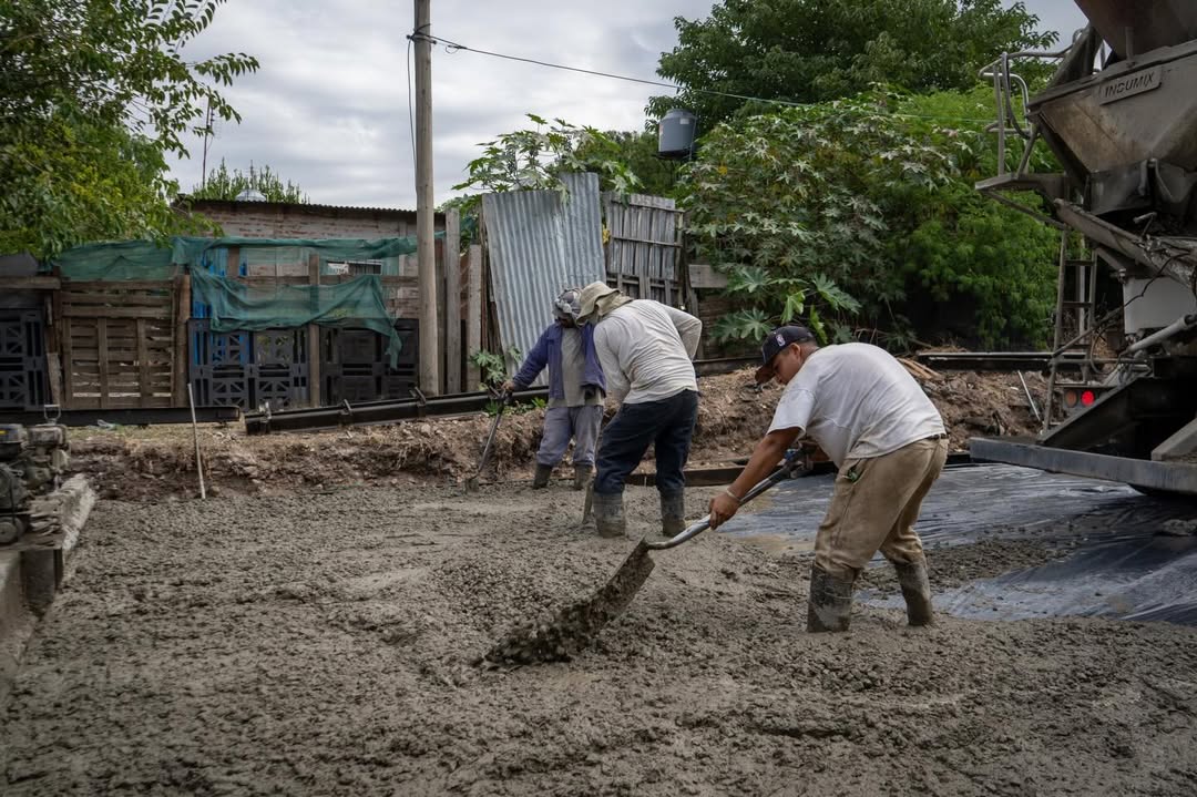  AVANZAN LAS OBRAS DE PAVIMENTO EN EL BARRIO LA PRIMAVERA Y KOLYNOS 