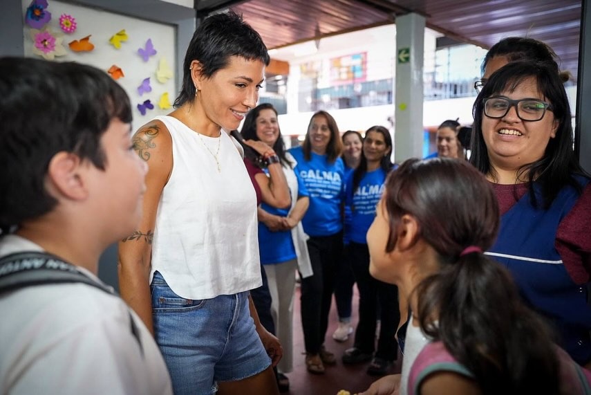 MAYRA Y EVA MIERI ENTREGARON KITS ESCOLARES A ALUMNOS DE ESCUELAS PÚBLICAS