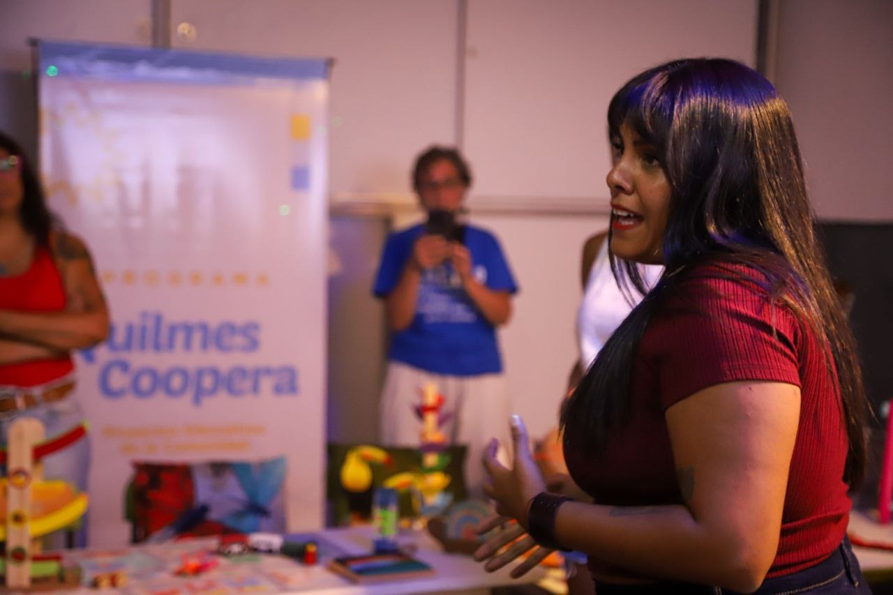 MAYRA Y EVA MIERI ENTREGARON KITS ESCOLARES A ALUMNOS DE ESCUELAS PÚBLICAS