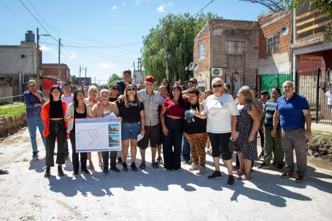 AVANZAN LAS TAREAS DE PAVIMENTACIÓN DE 20 CUADRAS EN EL BARRIO SANTA LUCÍA 
