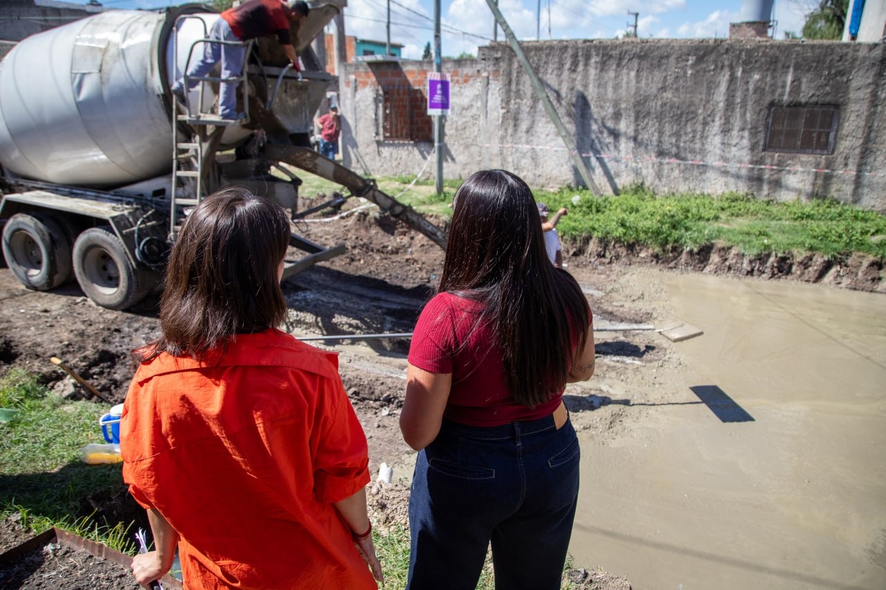 AVANZAN LAS TAREAS DE PAVIMENTACIÓN DE 20 CUADRAS EN EL BARRIO SANTA LUCÍA 