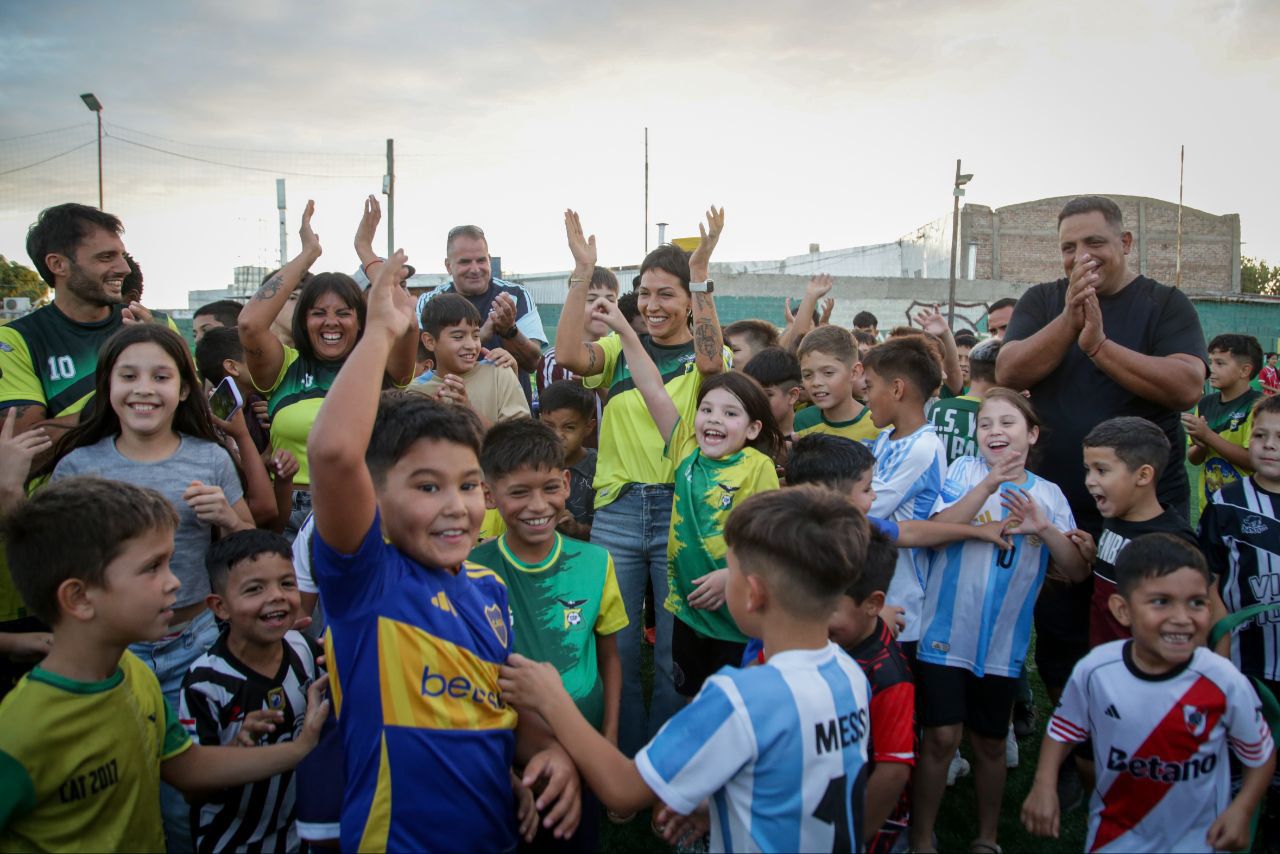 MAYRA Y EVA INAUGURARON LA NUEVA CANCHA DE SINTÉTICO DEL CLUB SAN PABLO