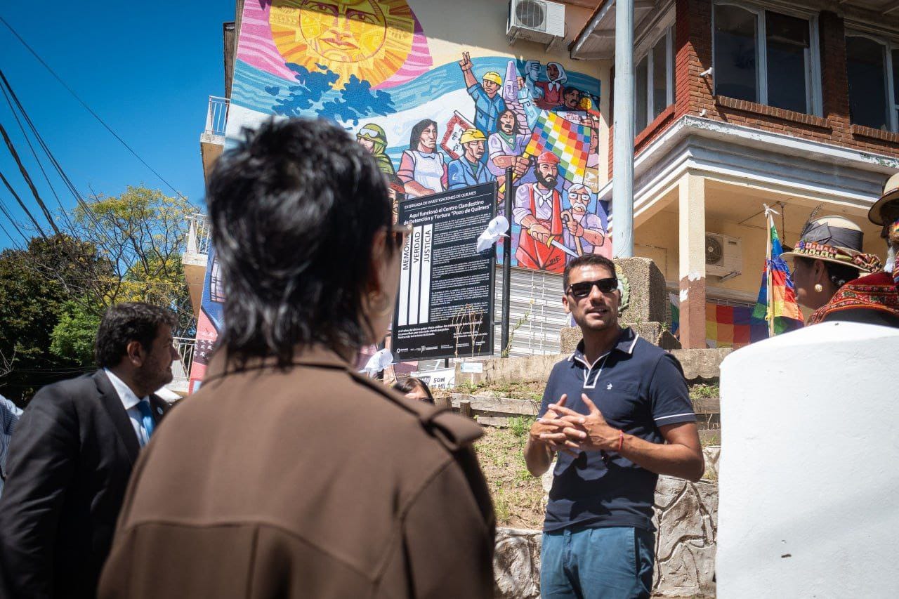 MAYRA, EVA MIERI Y JUAN MENA DESCUBRIERON UN MURAL EN EL EX POZO DE QUILMES