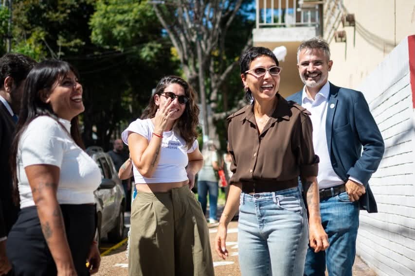 MAYRA, EVA MIERI Y JUAN MENA DESCUBRIERON UN MURAL EN EL EX POZO DE QUILMES