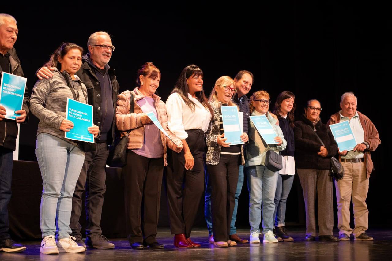 SE ENTREGARON 222 ESCRITURAS A FAMILIAS DEL DISTRITO EN EL TEATRO MUNICIPAL