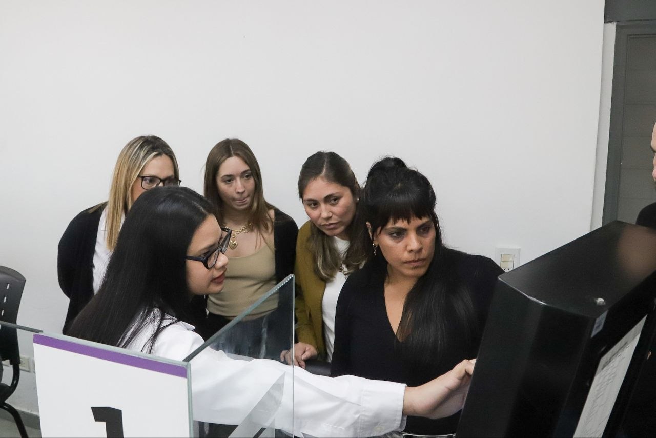 EVA MIERI Y FUNCIONARIOS RECORRIERON LA OFICINA DE ATENCIÓN A LA COMUNIDAD 