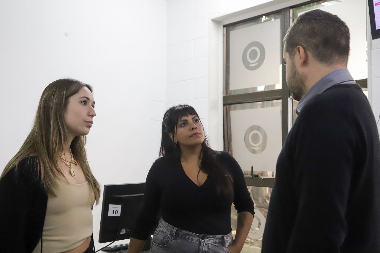 EVA MIERI Y FUNCIONARIOS RECORRIERON LA OFICINA DE ATENCIÓN A LA COMUNIDAD 
