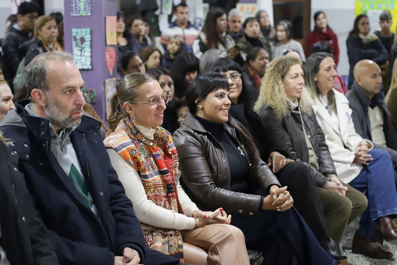 EVA MIERI PARTICIPÓ DEL ACTO DE IMPOSICIÓN DE NOMBRE DE LA EES Nº 71 