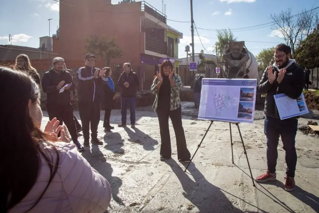 AVANZA LA OBRA DE PAVIMENTO DE 27 CUADRAS EN EL BARRIO LA CAÑADA DE QUILMES