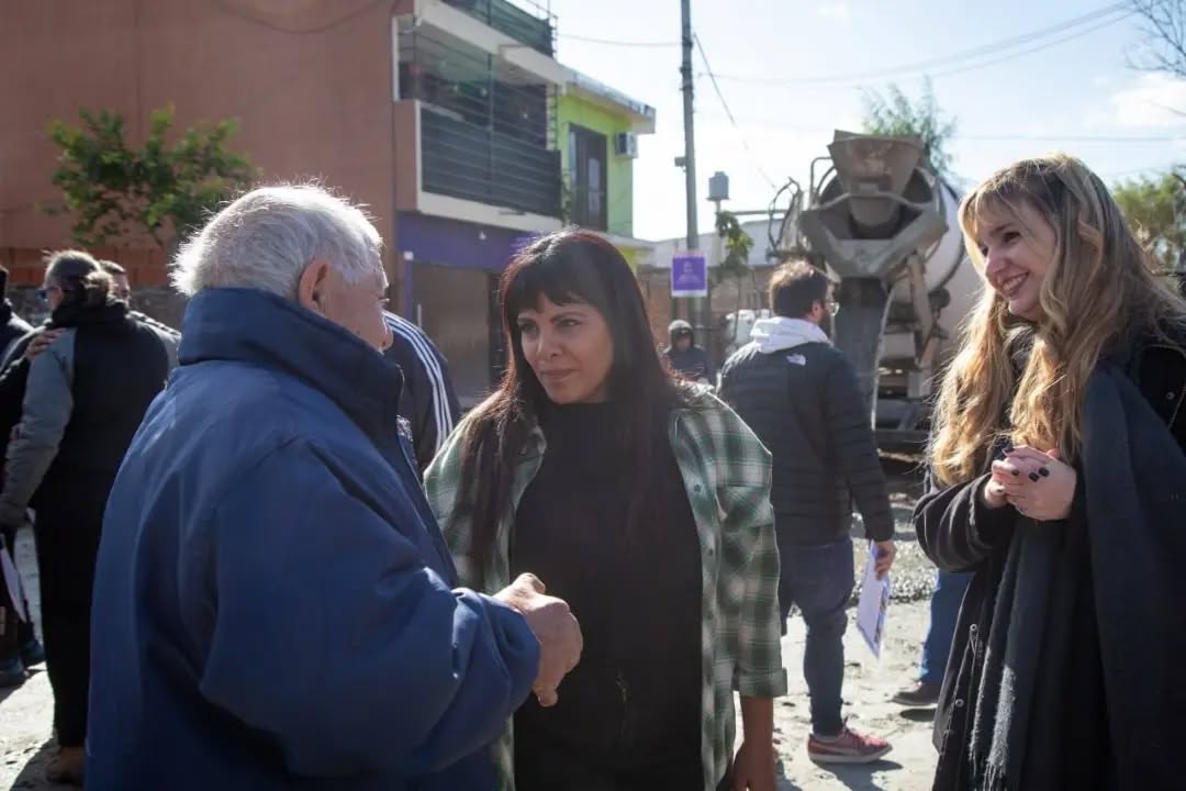 AVANZA LA OBRA DE PAVIMENTO DE 27 CUADRAS EN EL BARRIO LA CAÑADA DE QUILMES