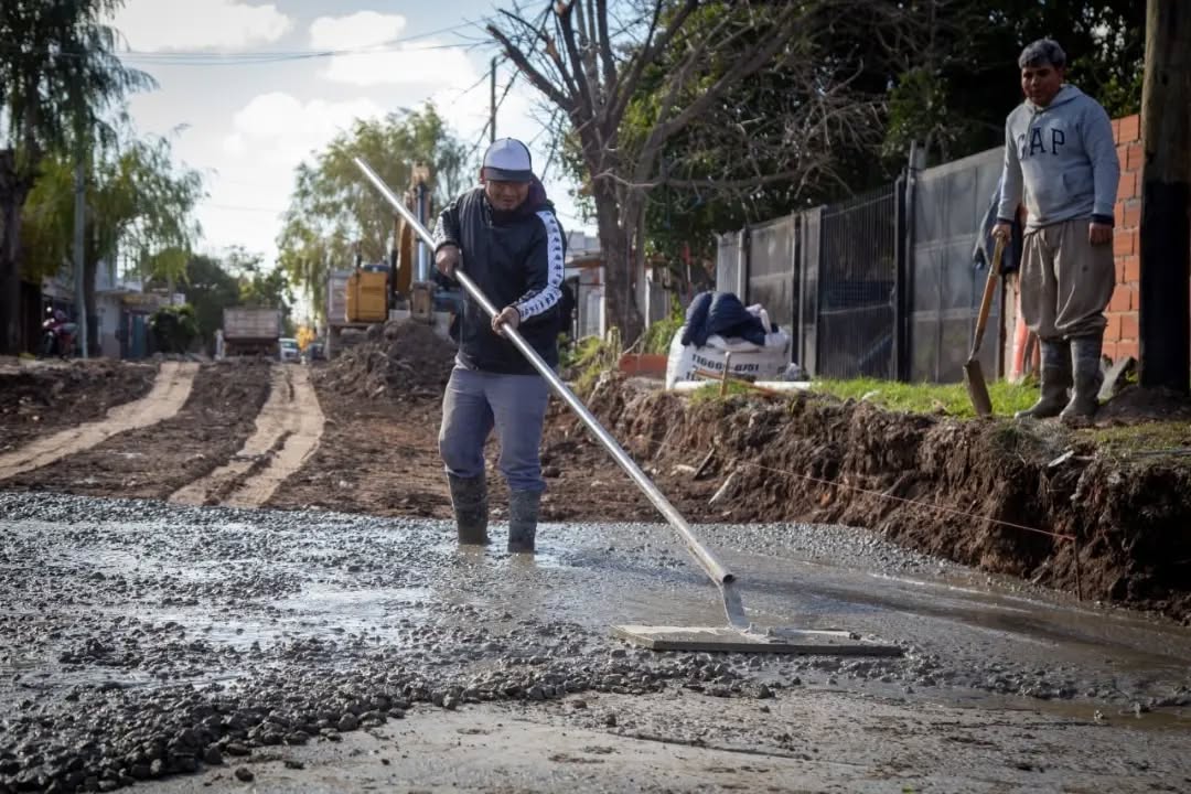 AVANZA LA OBRA DE PAVIMENTO DE 27 CUADRAS EN EL BARRIO LA CAÑADA DE QUILMES