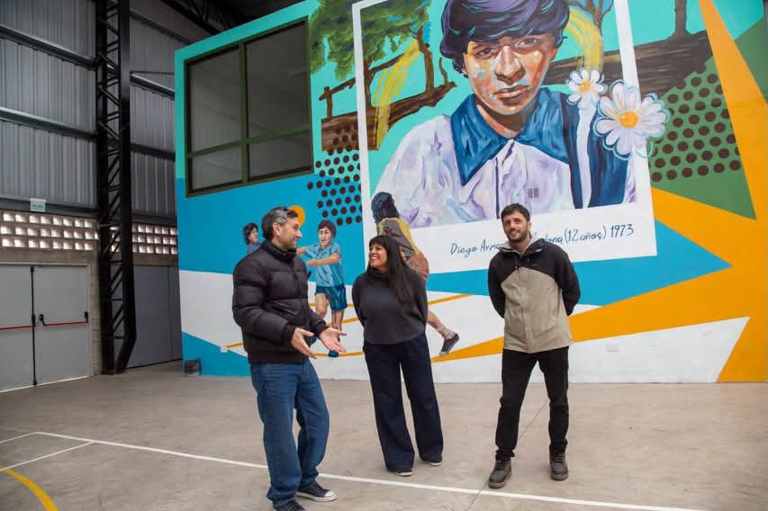 EVA EN EL POLIDEPORTIVO MARADONA JUNTO A ALUMNOS DE ESCUELAS SECUNDARIAS