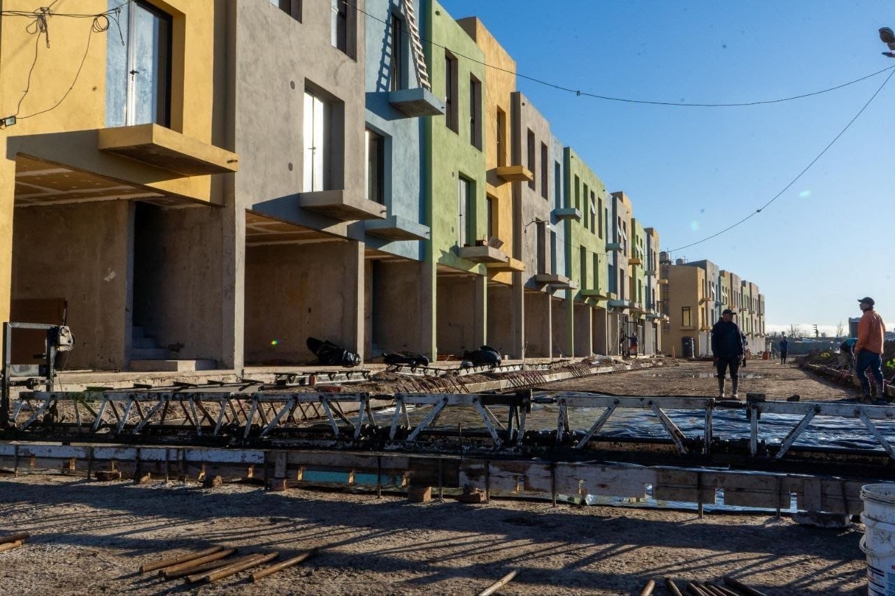 AVANZAN LAS OBRAS DE 28 VIVIENDAS EN EL BARRIO LA ODISEA, DE QUILMES OESTE
