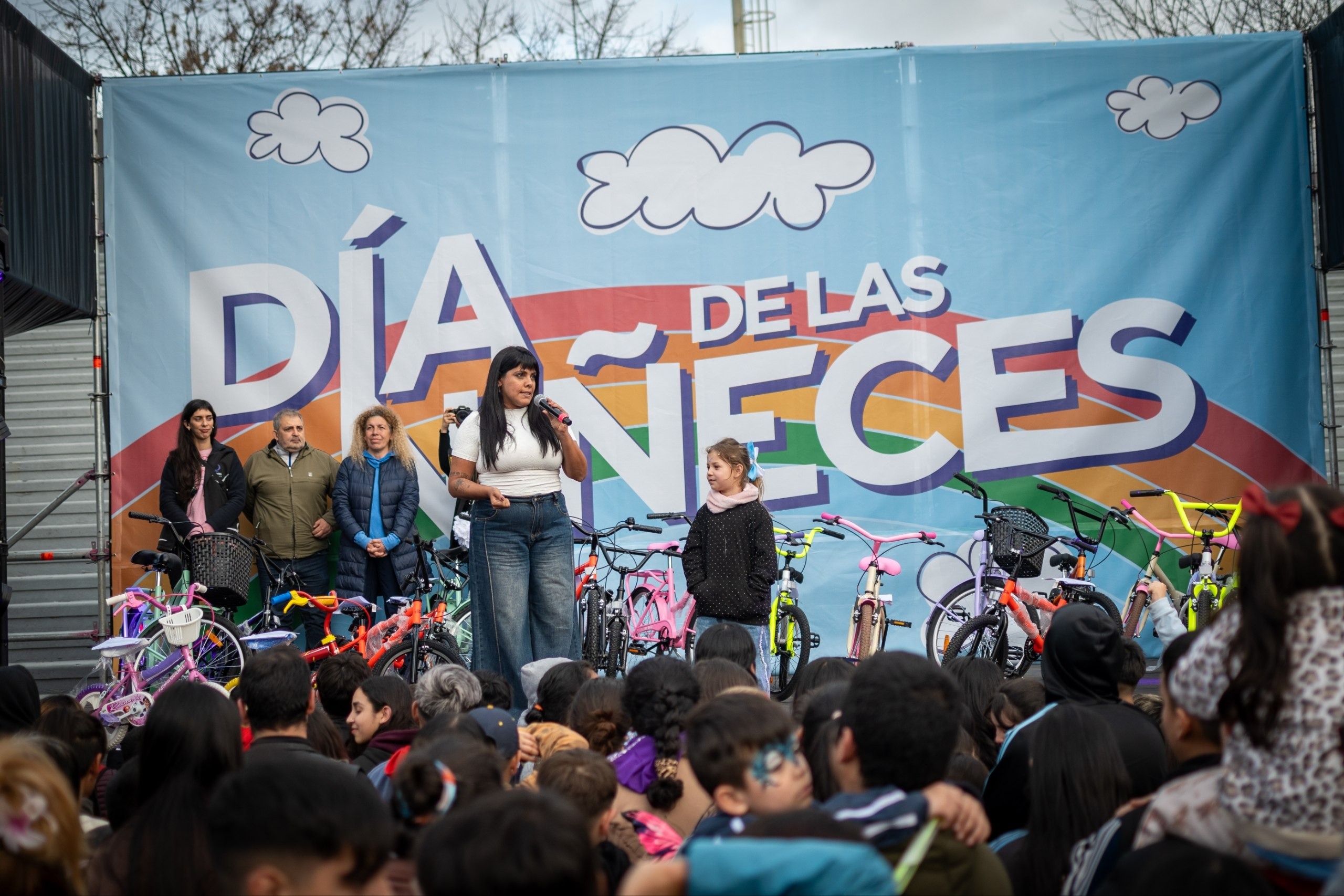 EL GRAN FESTEJO POR EL DÍA DE LAS NIÑECES EN EL POLIDEPORTIVO MUNICIPAL