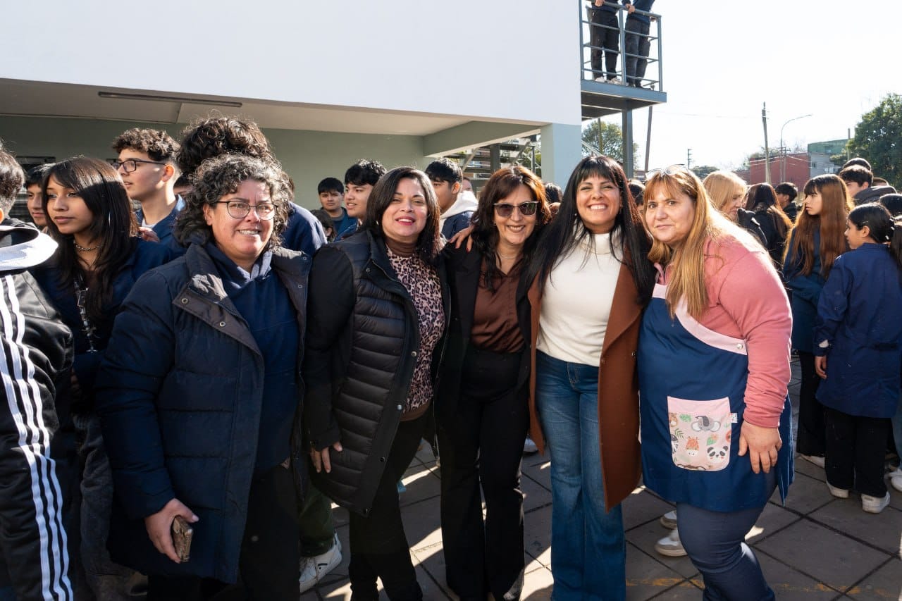 MAYRA Y EVA MIERI INAUGURARON LA OBRA  LA EEST Nº 1 EN QUILMES OESTE