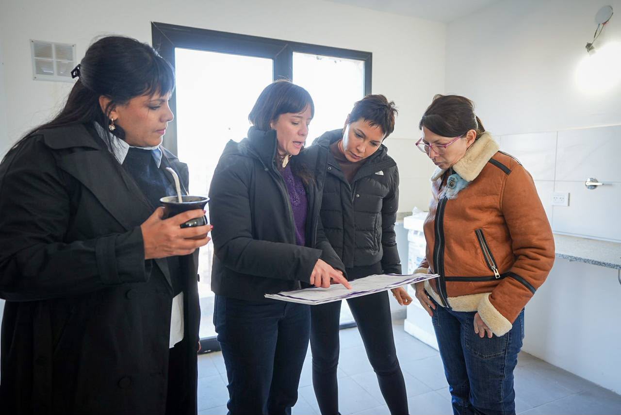MAYRA Y EVA MIERI RECORRIERON JUNTO A BATAKIS LA OBRA DE DE 28 VIVIENDAS 