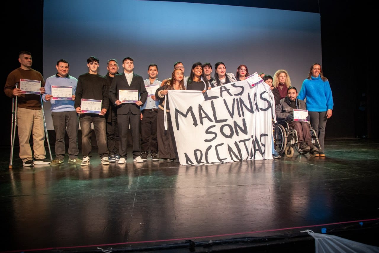  EVA MIERI ENTREGÓ DIPLOMAS LOS EGRESADOS DEL PROGRAMA FINES QUILMES