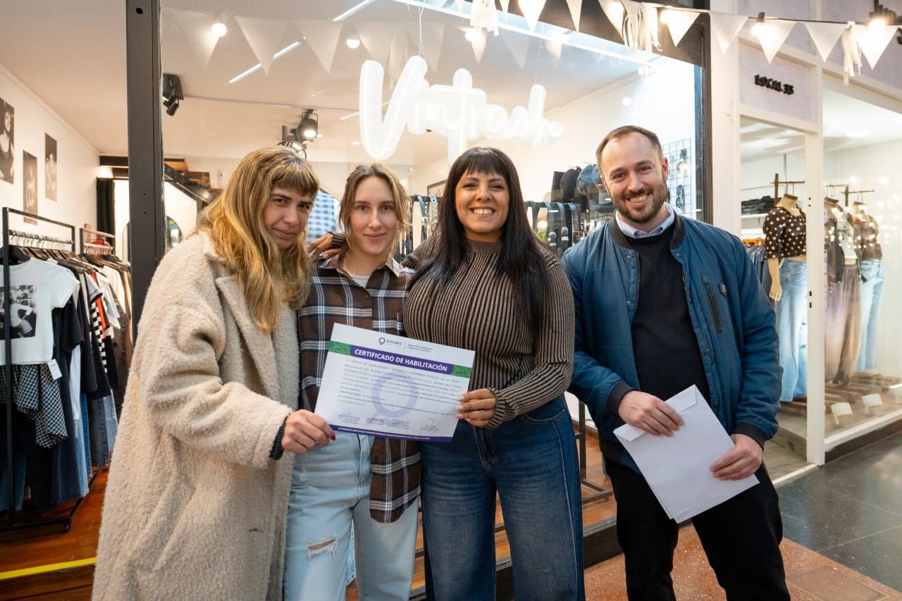 EL MUNICIPIO ENTREGÓ EL CERTIFICADO DE HABILITACIÓN A DOS COMERCIOS 