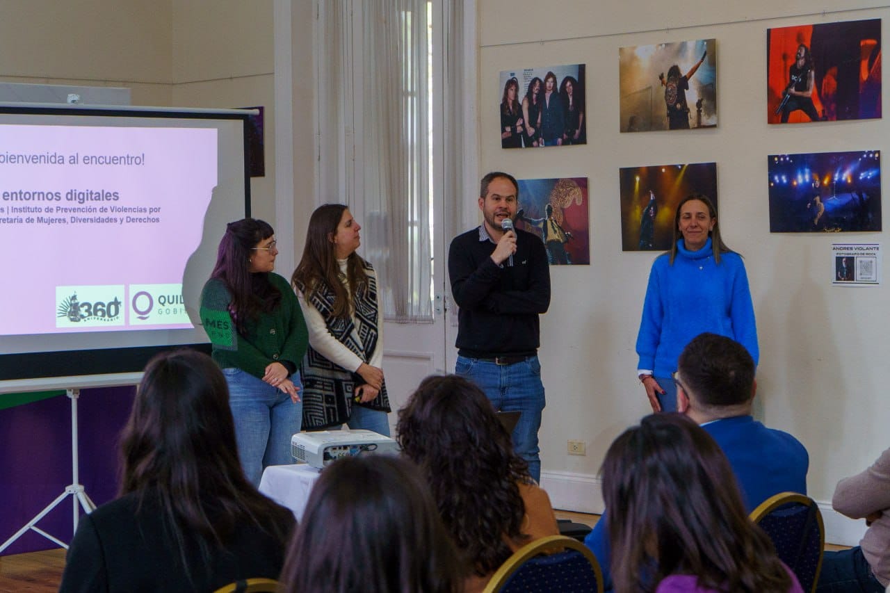  PRIMER JORNADA DE FORMACIÓN EN CIUDADANÍA Y ENTORNOS DIGITALES 