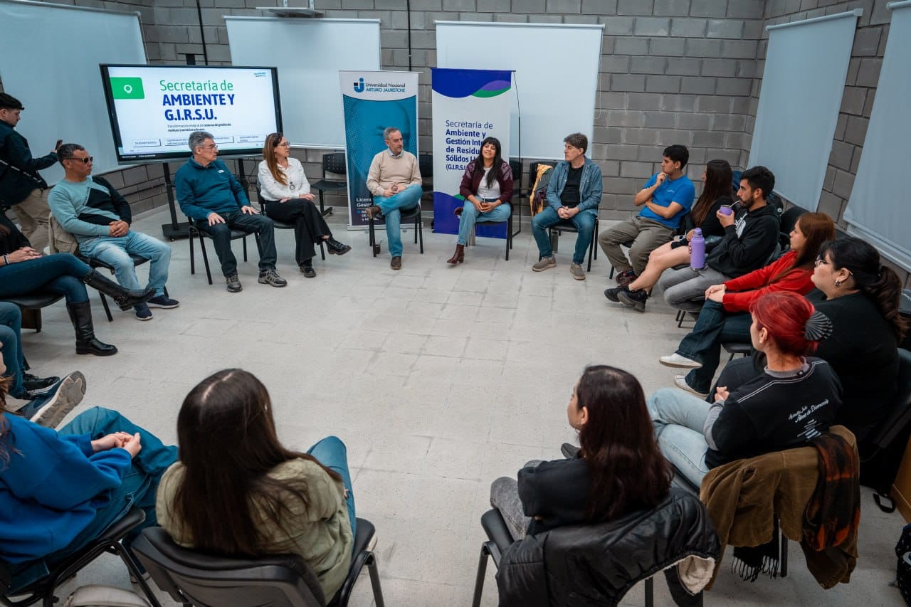 EVA MIERI ENCABEZÓ UN ENCUENTRO CON PASANTES DE LA UNAJ 