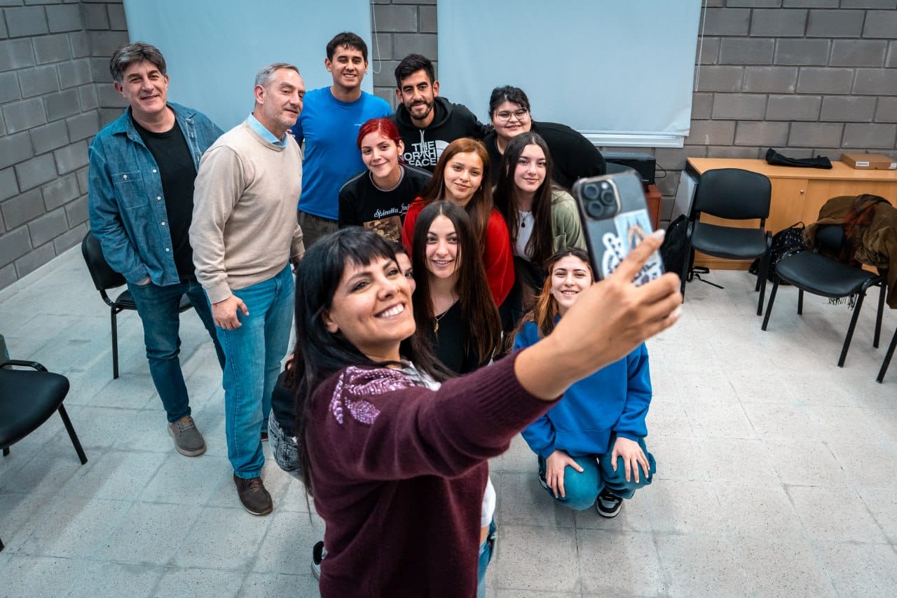 EVA MIERI ENCABEZÓ UN ENCUENTRO CON PASANTES DE LA UNAJ 