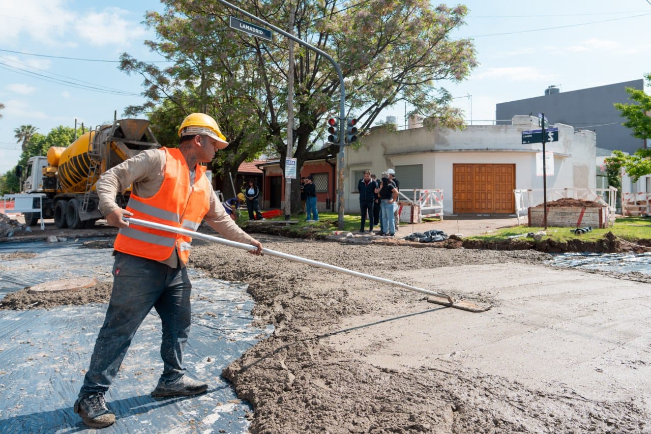 CONTINÚAN LAS TAREAS DE BACHEO Y REPARACIÓN DE CALZADA 
